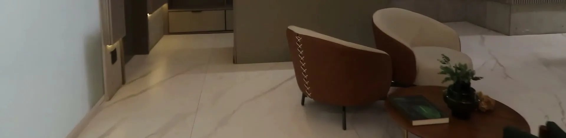 Ambiente de espera com poltronas e piso de mármore